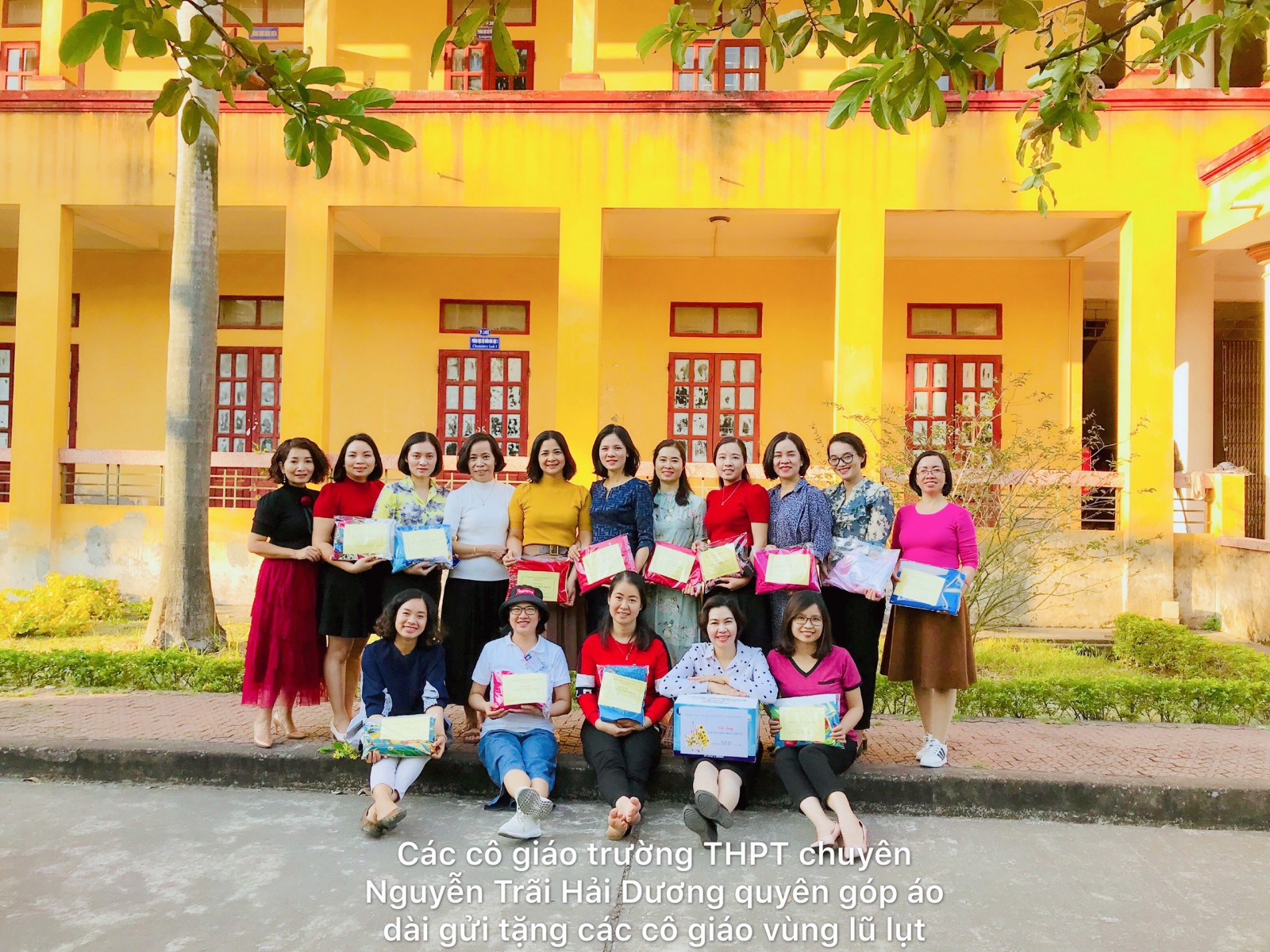 Chương trình quyên góp áo dài tặng các cô giáo miền Trung: mỗi tấm áo một tấm lòng.